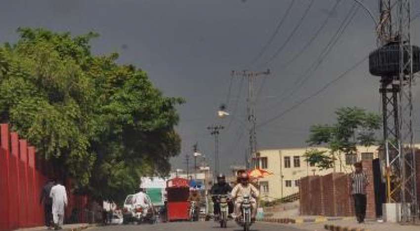 لاہور، دوپہر کے وقت میو ہسپتال کے مین راستے میں سٹریٹ لائٹس ..