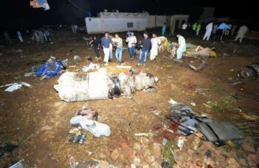 راولپنڈی، ریسکیو اہلکار طیارہ حادثہ کے بعد امدادی سرگرمیوں‌میں ..