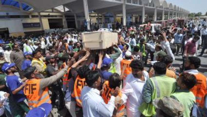 کراچی، طیارہ حادثہ میں جاں‌بحق ہونیوالے افراد کی میتیں ..