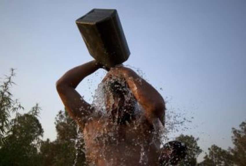 اسلام آباد: ایک شخص گرمی کی شدت کو کم کرنے کے لئے نہا رہا ..