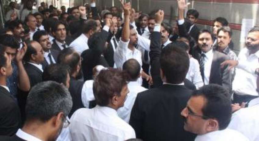 اسلام‌آباد، وکلا چیف جسٹس سے اظہار یکجہتی کیلئے احتجاج ..