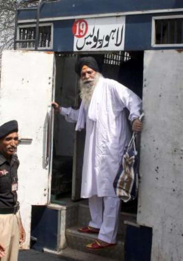 لاہور، بھارتی جاسوس سرجیت سنگھ 27سال قید کے بعد رہائی پر ..