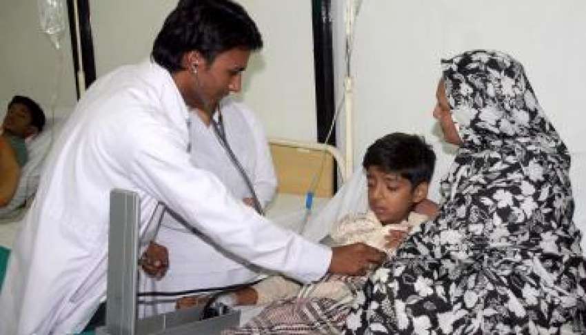 لاہور، سروسز ہسپتال میں ایک ینگ ڈاکٹر ایمرجنسی میں‌بچے ..