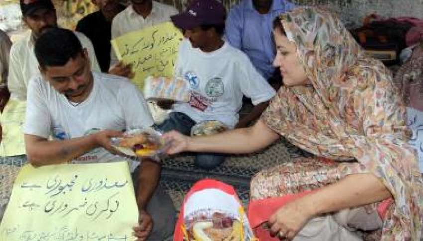 کراچی، ایک خاتون پریس کلب کے سامنے احتجاجی کیمپ لگائے معذور ..