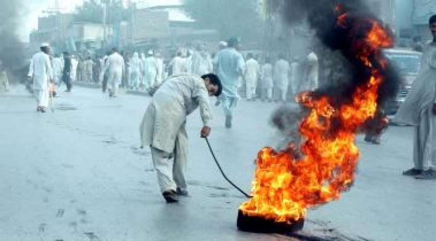 پشاور،‌تحریک انصاف کا کارکن طویل لوڈشیڈنگ کیخلاف احتجاج ..