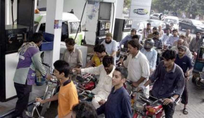 لاہور، پیٹرولیم مصنوعات کی قیمتوں میں اضافے ہونے کے پیش ..