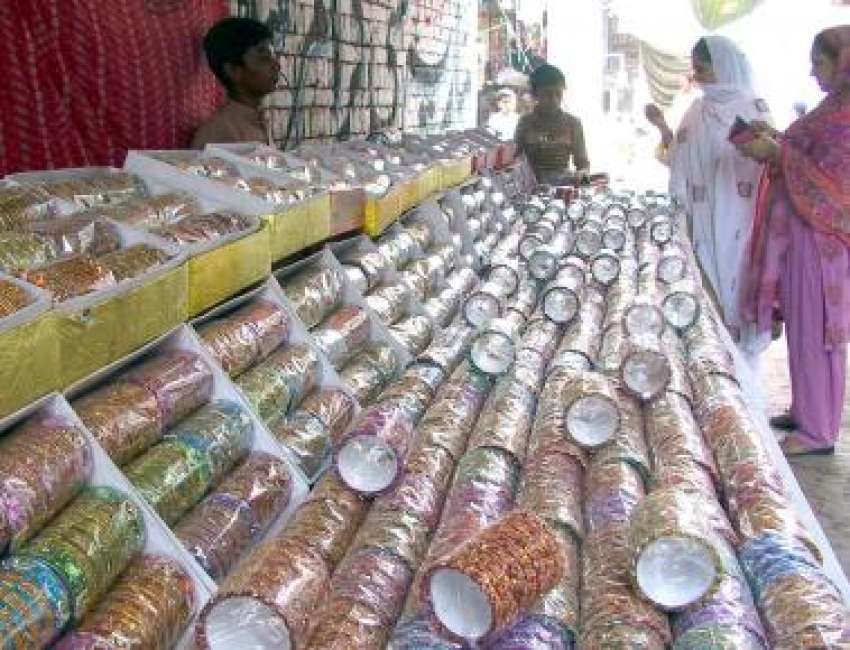 ملتان، عیدالفطر کی مناسبت سے خواتین چوڑیاں خرید رہی ہیں۔