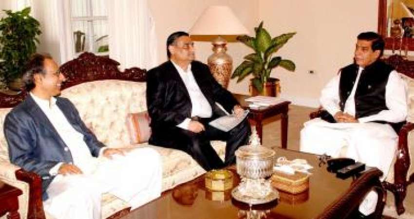 کراچی، وفاقی وزیر برائے پیٹرولیم ڈاکٹر عاصم حسین اور وزیر ..