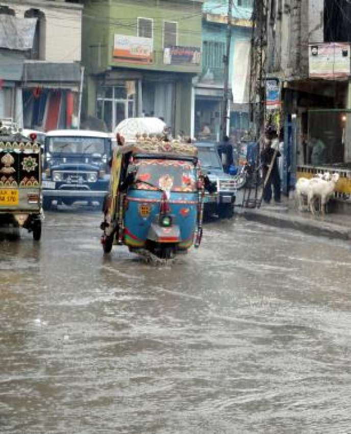 مظفرآباد، شہر میں شدید بارش کے بعد سڑکوں پر پانی کھڑا ہوا ..