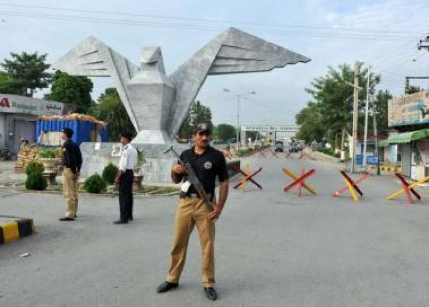 کامرہ، دہشتگردوں‌کے حملے کے بعد پولیس کے جوان پاکستان ائیرفورس ..