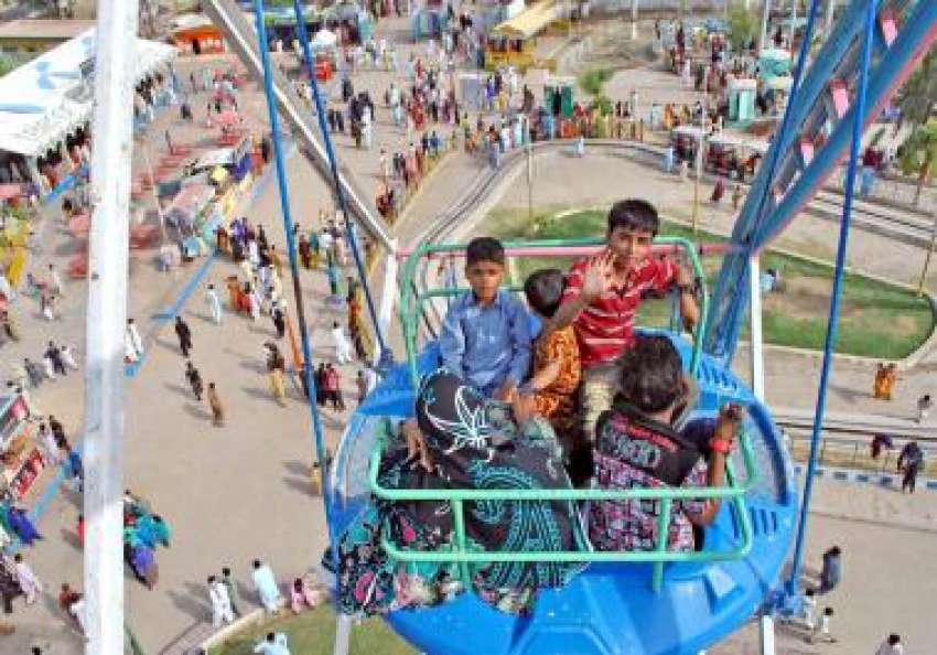حیدر آباد، عیدالفطر کے پہلے روز مقامی پارک میں بچے جھولے ..