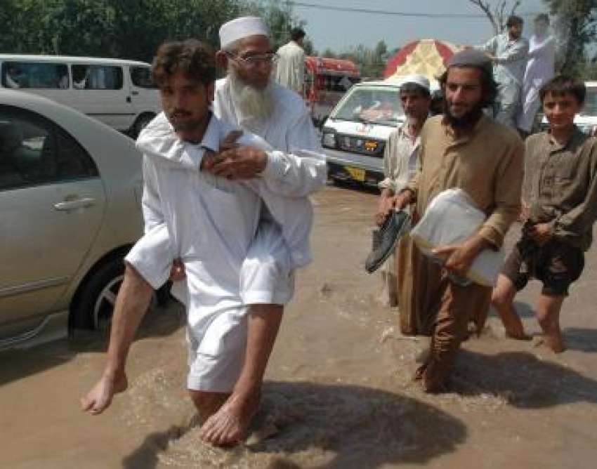 پشاور، شدید بارش کے باعث کھڑے ہونیوالے بارش کے پانی کا ایک ..
