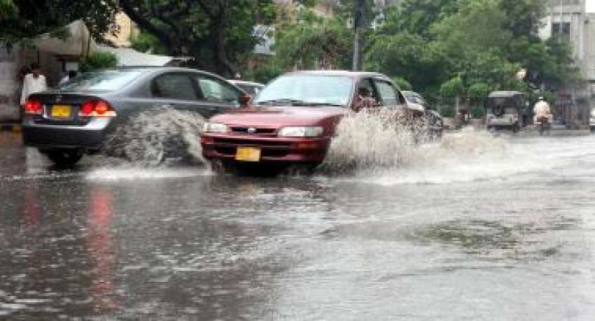 کراچی، شہر میں شدید بارش کے بعد ایک سڑک پر پانی کھڑا ہے۔