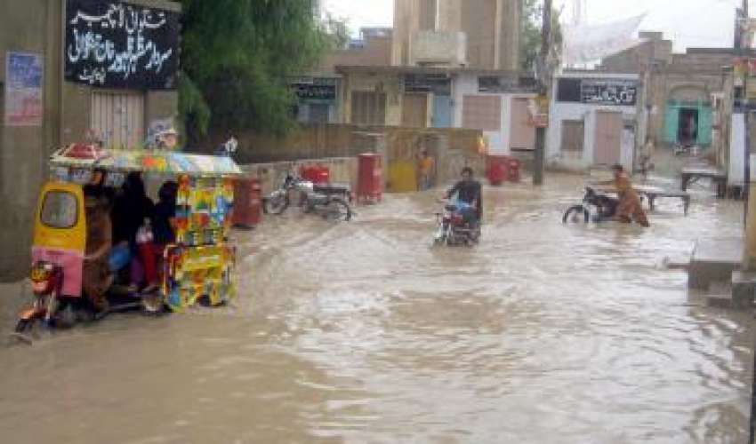ڈیرہ غازی خان، شدید بارشوں‌کے بعد شہر پانی میں ڈوبا ہوا ..