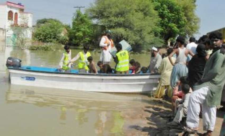 ڈیرہ غازی خان، جماعت الدعوہ کے کارکن سیلاب سے متاثرہ افراد ..