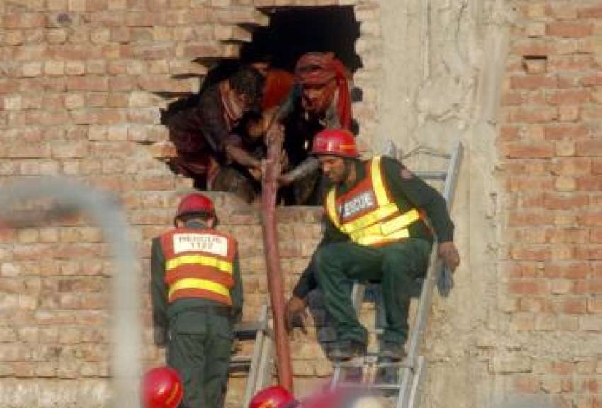 لاہور، بند روڈ جوتوں‌کی فیکٹری میں آتشزدگی کے بعد امدادی ..