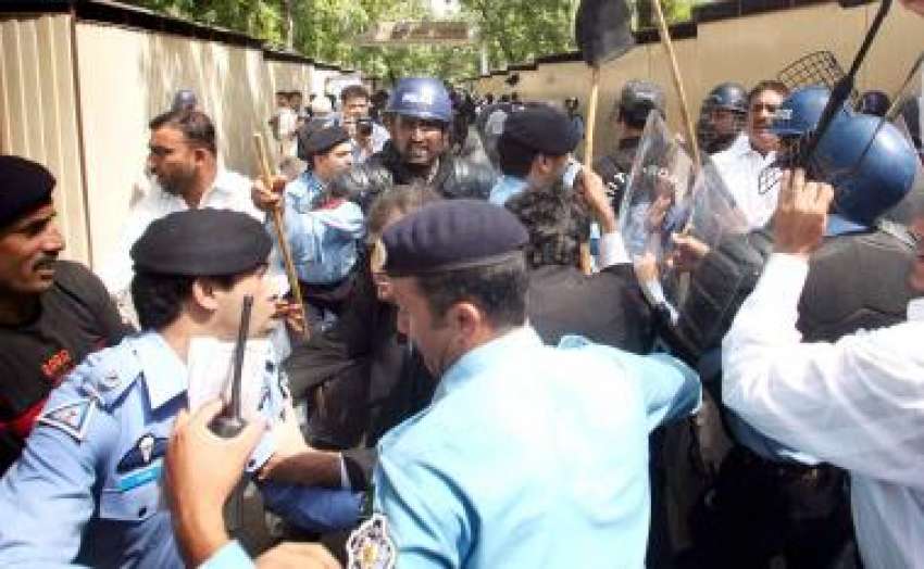 اسلام آباد: توہین آمیز فلم کیخلاف احتجاج کے دوران پولیس ..