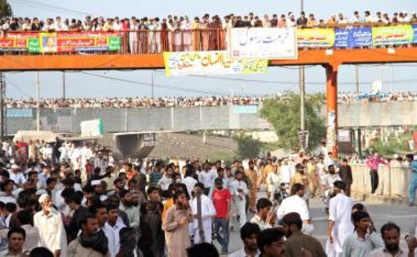 راولپنڈی، فیض آباد پر سینکڑوں‌افراد گستاخانہ فلم کیخلاف ..