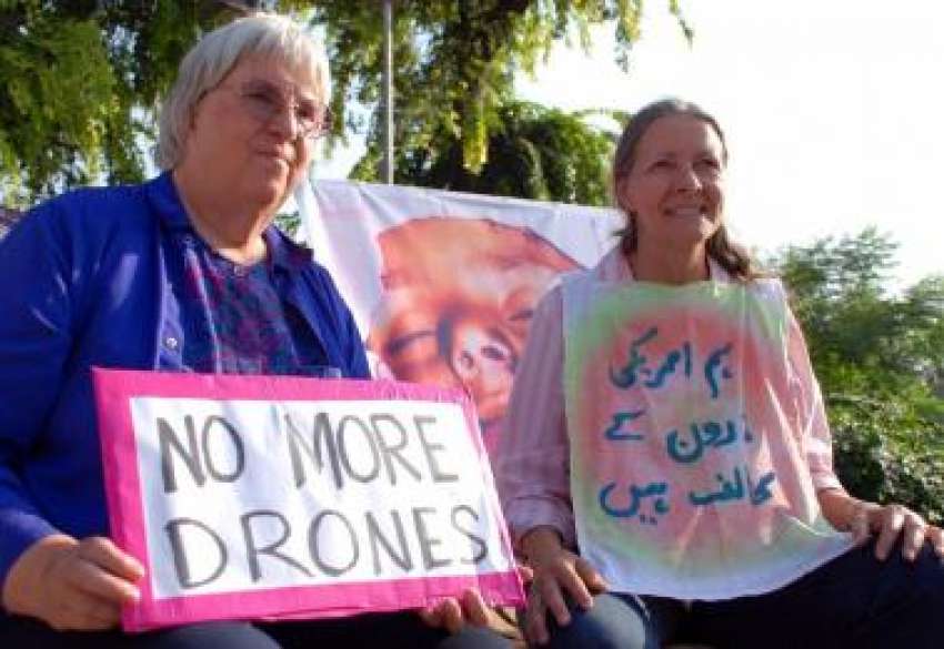 اسلام آباد، امریکی شہری ڈرون حملوں‌کیخلاف احتجاج کر رہے ..