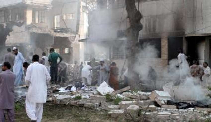 کراچی، رینجرز ہیڈکوارٹرز کی عمارت پر خودکش حملے کے بعد ملبہ ..