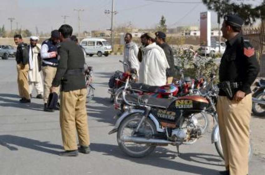 کوئٹہ: موٹر سائیکل پر پابندی کے بعد پولیس اہلکار موٹر سائیکل ..