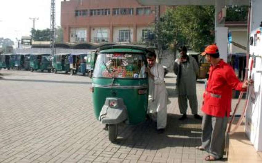پشاور: ملک بھر میں سی این جی کی قلت کے باعث ایک سی این جی اسٹیشن ..