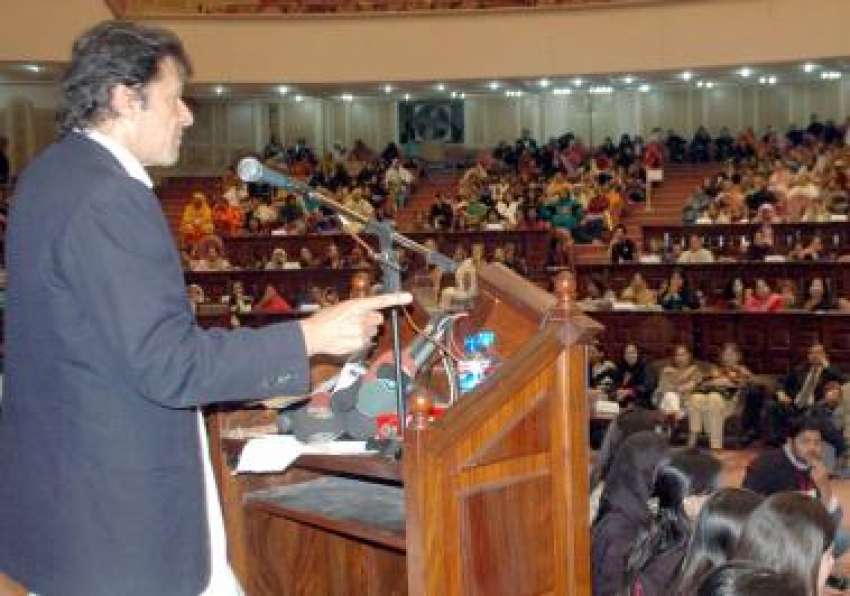 لاہور، تحریک انصاف کے سربراہ عمران خان ایوان اقبال میں خواتین ..