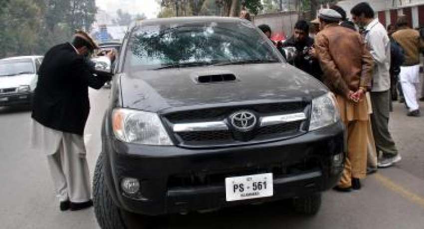 پشاور، سیکورٹی اہلکار کینٹ کے علاقہ میں داخل ہونیوالے مشکوک ..