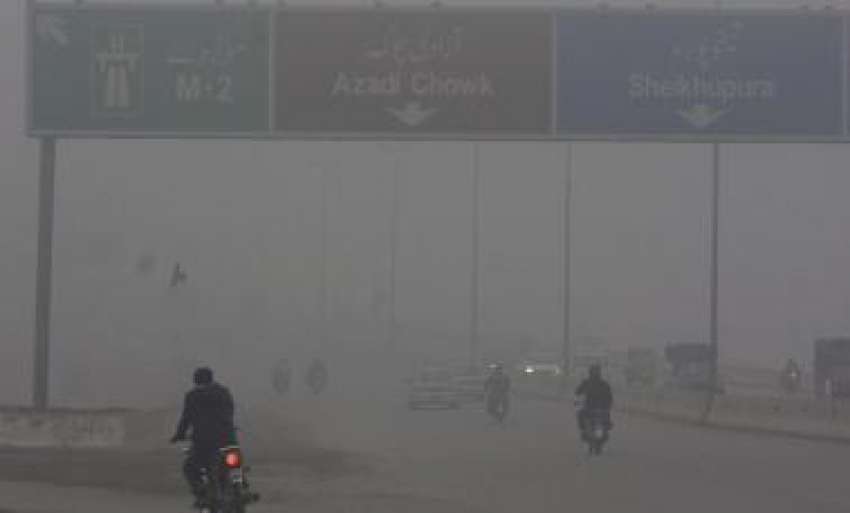 لاہور،‌صوبائی دارالحکومت میں شدید دھند کا ایک منظر۔