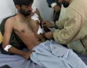 پشاور، بچہ خان چوک بم دھماکے میں زخمی ہونیوالے ایک شخص‌کو طبی امداد ..