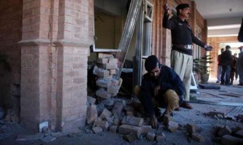 پشاور، پولیس اہلکار یونیورسٹی کے نئے بلاک میں بم دھماکے ..