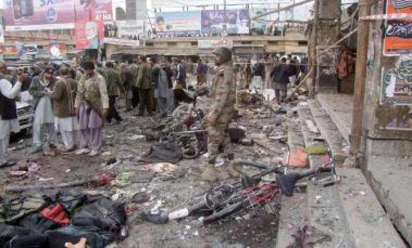 کوئٹہ، باچا خان چوک پر دھماکے کے بعد سیکورٹی اہلکار جائے ..