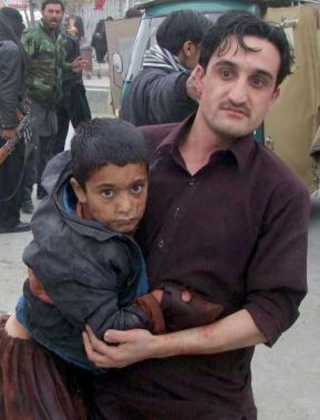 کوئٹہ، باچا خان چوک میں دھماکے کے بعد ایک زخمی بچے کو طبی ..