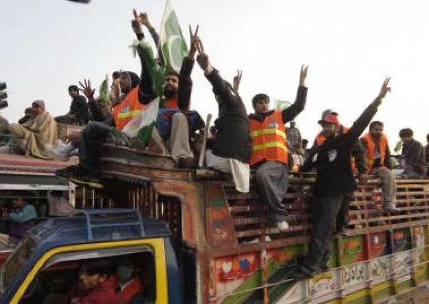 لاہور، لانگ مارچ کے شرکا فتح کا نشان بنائے اسلام آباد کی ..