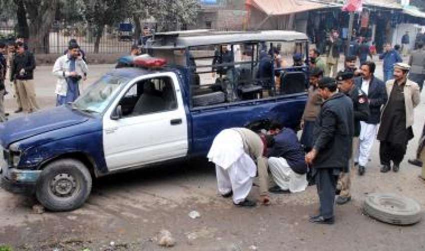 پشاور: پولیس اہلکار بم حملہ کا نشانہ بننے والی پولیس وین ..