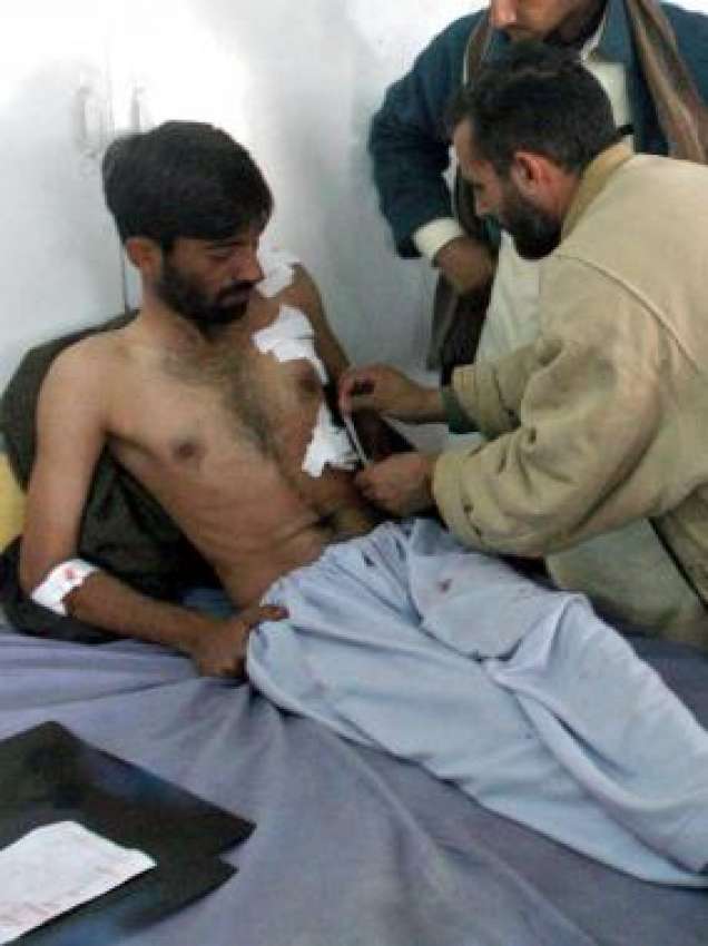 پشاور، بچہ خان چوک بم دھماکے میں زخمی ہونیوالے ایک شخص‌کو ..