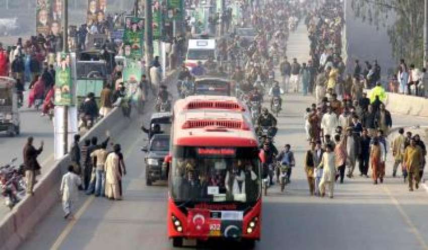 لاہور، راوی کے پل پر عوام کی بڑی تعداد میٹرو بس سروس کے افتتاح‌کے ..