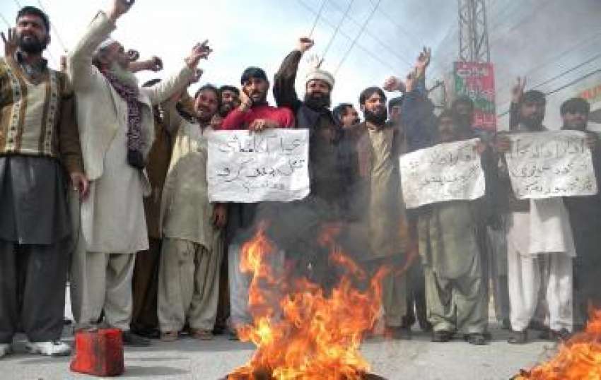 راولپنڈی، ڈھوک سیداں‌کے رہائشی گیس لوڈشیڈنگ کیخلاف احتجاج ..