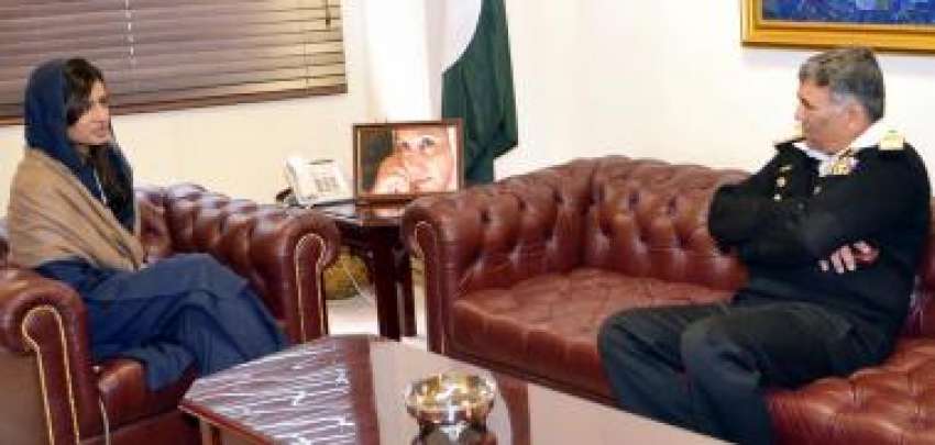 اسلام آباد: چیف آف نیول اسٹاف آصف سندیلہ وزیر خارجہ حنا ربانی ..