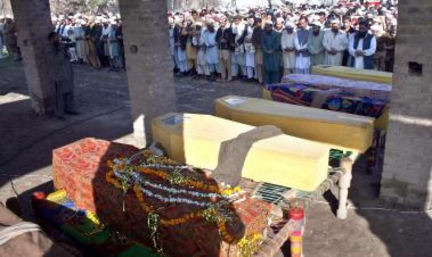 پشاور، بس نہر میں گرنے سے جاں‌بحق ہونیوالے افراد کی نماز ..