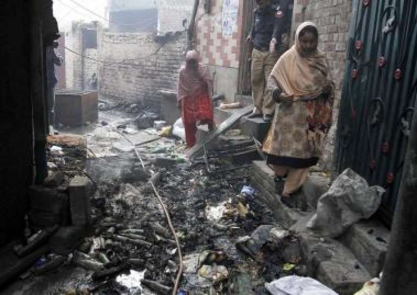 لاہور، مسیحی خواتین مشتعل افراد کی جانب سے جلائے گئے سامان ..