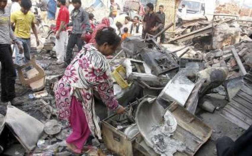 لاہور: سانحہ جو زف آباد کے متاثرین جلائے گئے سامان میں سے ..