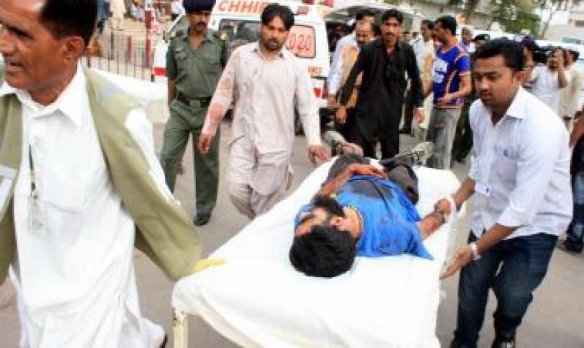 کراچی، لانڈھی نمبر2 میں بم دھماکے سے زخمی ہونے والے ایک شخص ..