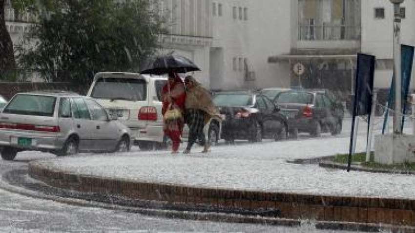 اسلام‌آباد، وفاقی دارالحکومت میں شدید ژالہ باری کا ایک ..