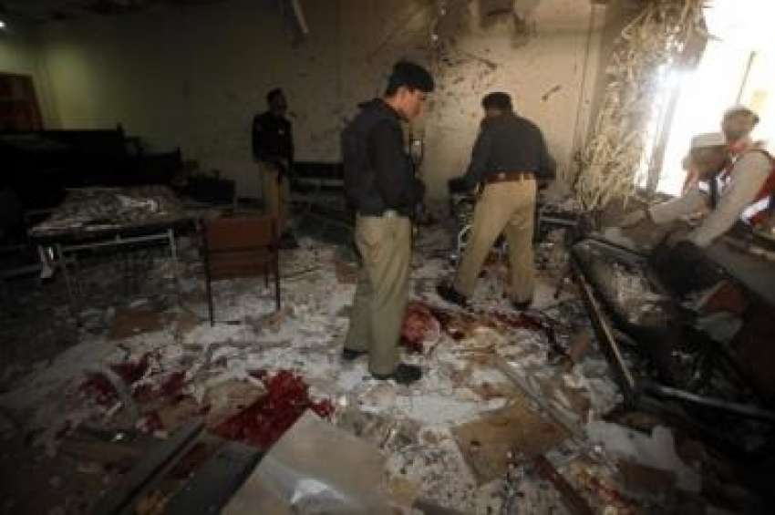 پشاور: پولیس اہلکار جوڈیشل کمپلیکس میں دھماکے کی جگہ سے ..
