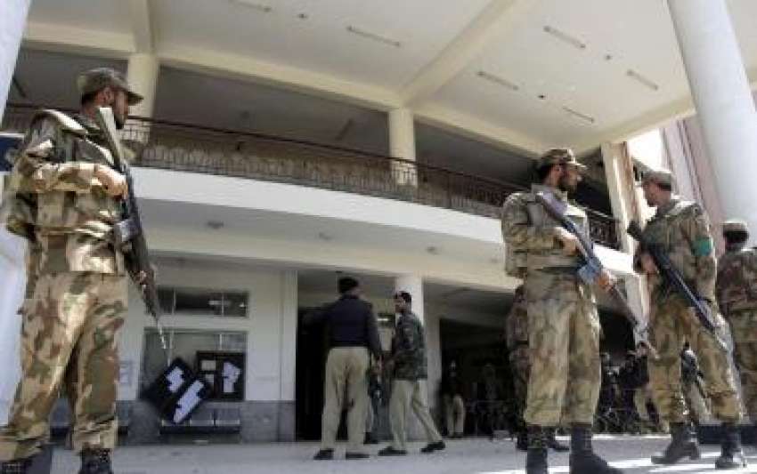 پشاور: جوڈیشل کمپلیکس میں دہشتگردوں کے حملے بعد پاک فوج ..