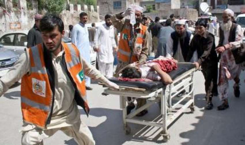 پشاور: جلوزئی کیمپ میں دھماکے سے زخمی ایک شخص کو طبی امداد ..