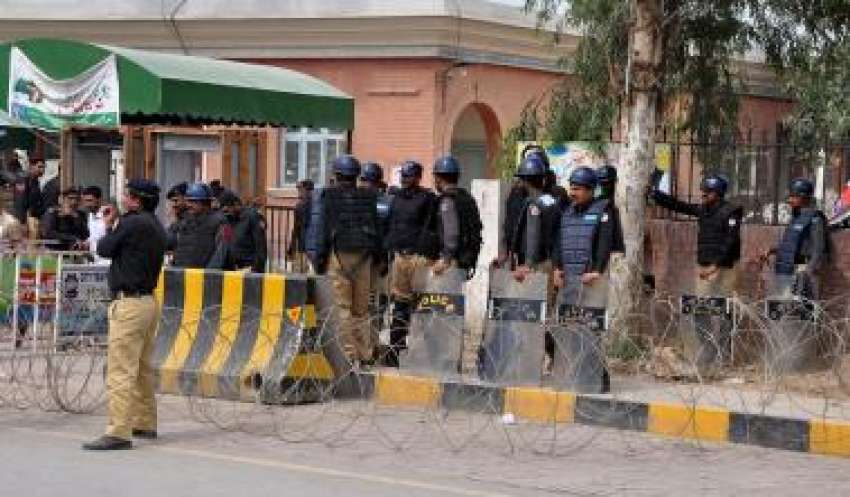فیصل آباد، وکلا کے احتجاج کے دوران پولیس اہلکار ڈسٹرکٹ سیشن ..