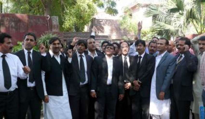 لاہور، پاکستان تحریک انصاف کے وکلا عمران خان کی رہائشگاہ ..