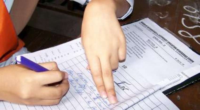 حیدر آباد، دسویں جماعت کے امتحان کے موقع پر ایک طالبہ پیپر ..